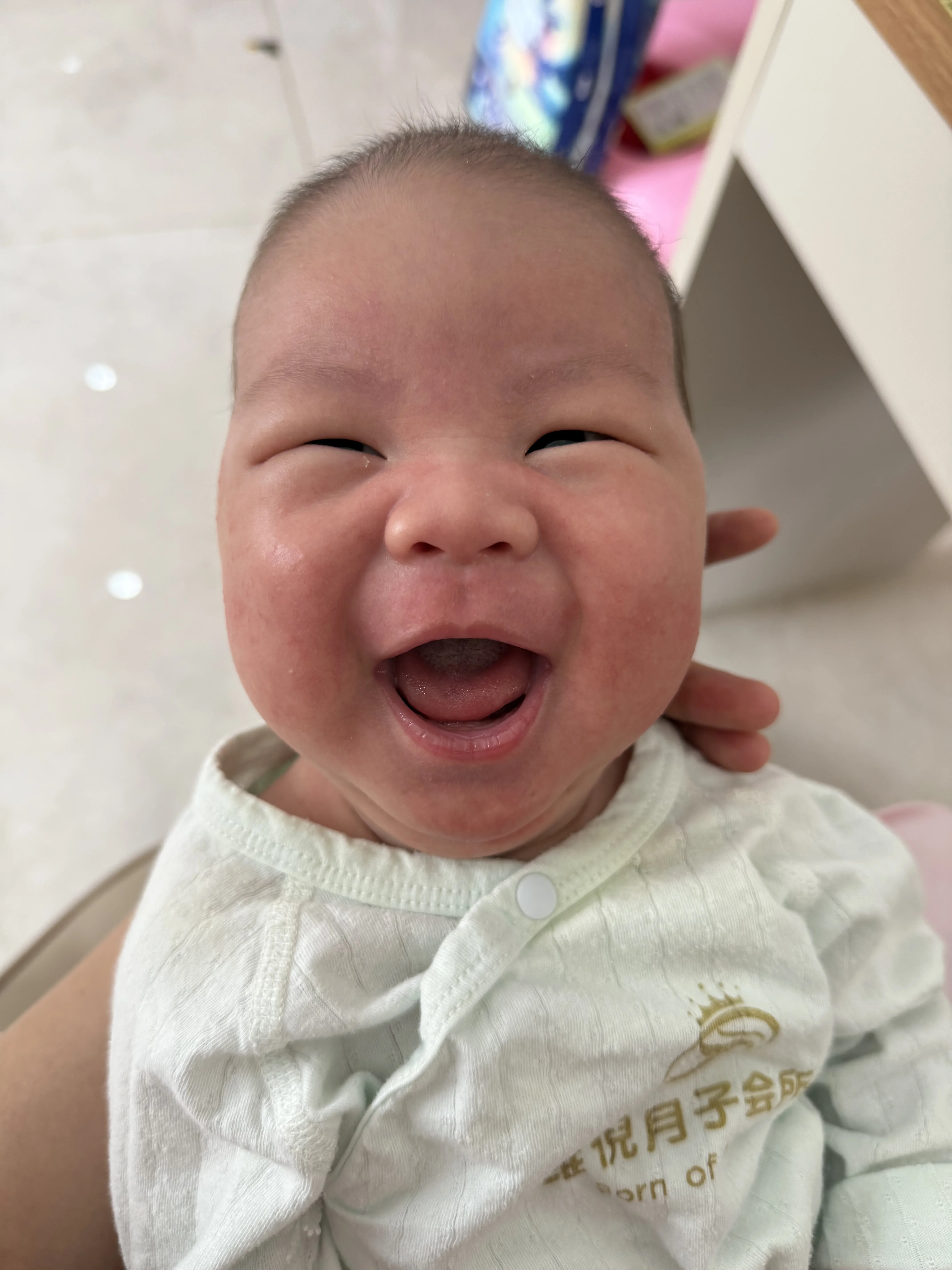 对护士姐姐笑得很灿烂